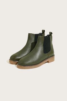 Seasonless staples: for leafy autumn days and garden parties in summer, we recommend our Chiswick boots for all-year-round styling. Designed in leather, their classic Chelsea profile is built with stretchy side panels, a chunky gum sole and small block heel. Available in khaki and navy. Botas Chelsea, Autumn Days, Garden Parties, Leather Chelsea Boots, Green And Khaki, Boots For Sale, Jeans For Sale, Leggings Shop, Body Fit