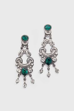 This sumptuous piece of jewelry features a retro-elegant yet slightly modern style that complements the lavish garments, reminiscent of the roaring 1920s. Features: High quality crystals rhinestones Classic art deco design Baroque exaggerated earrings Retro hollow style Roaring 20s Accessories, Roaring 20s Jewelry, 20s Accessories, 1920s Earrings, Green Chandelier, 1920s Accessories, Deco Baroque, 1920s Jewelry, Crystal Pearl Earrings