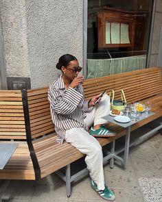 Oversized Button Down Shirt Outfit, Striped Shirt Outfit, Outfits With Striped Shirts, Looks Adidas, Adidas Samba Outfit, Samba Outfit, Style Casual Chic, Stripe Outfits, Cooler Look