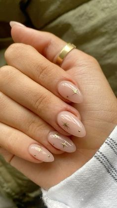 Rounded Almond Shaped Nails, Subtle Gold Nail Design, Minimalist Celestial Nails, Cute Natural Almond Nails, Classy Bday Nails, Simple Korean Gel Nails, Basic Nail Inspiration, Neutral Almond Nails With Design, Minimal Nail Design Natural