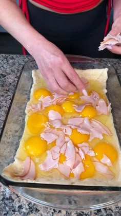 All In One Pan Breakfast, Spring Form Pan Breakfast, Easy One Pan Breakfast Bake, Crescent Dough Breakfast Recipes, Sheet Pan Breakfast Bake, Easy Breakfast Ideas Videos, One Pan Breakfast Bake, Breakfast Crescent Roll Recipes, Crescent Roll Breakfast Bake