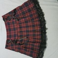 Cute Black & Red Plaid Skirt With Lace And Bows -Size Small (14in Width) Bought Off Shein Before It Sold Out. Never Worn. Mysterious Outfits, Maka Cosplay, Thrift Skirt, Cute Layered Outfits, Creepy Oc, Grunge Skirts, Mha Clothes, Grunge Mini Skirt, Red And Black Skirt