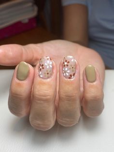 Nail Colors That Look Good On Pale Skin, Green Brown And White Nails, Autumn Simple Nails, Brown Flower Nails, Vine Nails, Green Floral Nails, Green Flower Nails, Green And Brown Nails, Cute Shellac Nails