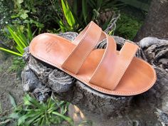 Men's comfortable and high quality sandals made from genuine cowhide leather. Available in a vintage brown color and natural color. Strong and durable slide sandals also featuring stitched soft padded leather insoles and slip resistant rubber soles. Please check below for correct size. EU=40 (26.5cm)UK=6US=7 EU=41 (27cm)UK=7US=8 EU=42 (27.5cm)UK=8US=9 EU=43 (28.5cm)UK=9US=10 EU=44 (29cm)UK=10US=11 EU=45 (29.5cm)UK=11US=12 EU=46 (30cm)UK=12US=13 EU=47 (30.5cm)UK=13US=14 Orders are shipped by regi Brown Vegetable-tanned Closed Toe Sandals, Natural Sandals With Leather Footbed, Mens Slide Sandals, Sandals Comfortable, Handmade Sandals, Leather Flip Flops, Cute Keychain, Leather Slides, Comfortable Sandals