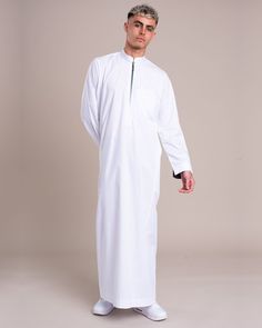 Thobes Men, Muslim Men Clothing, Uniqlo Style, Arabic Clothing, Muslim Men, Islamic Decor, Dubai Fashion, Personality Type, Islamic Fashion