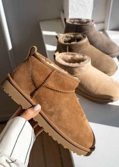 W Classic Ultra Mini er en lavere model af de klassiske UGG. Støvlen er forbehandlet for bedre holdbarhed. Classic ultra mini har præcis de samme detaljer som originalen - fåreskind, ultrablødt UGGplush™ for og en fleksibel letvægtssål. Skoen er størrelsessvarende, så vi anbefaler at købe den størrelse du plejer. Materiale:100% Ruskind Foer:80% Uld20% Lyocell (Fåreuld) Vær opmærksom på, at støvlen ikke tåler store mængder regn. Desuden anbefaler vi at imprægnere støvlen før brug. Læs vores pleje Uggs Classic Mini, Uggs Mini, Australia Snow, Boots Thick