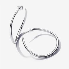 Play with linear curves when you wear the Organically Shaped 42 mm Open Hoop Earrings. This sterling silver set features slightly wavy open hoops with a rounded profile and varying thickness. The result is a delicate, fluid and organic look, evoking the ebbs and flows that can be found in nature. This earring set is a must-have addition to any hoop lover's collection, whether that's you or a stylish loved one. - Pandora Organically Shaped 42 mm Open Hoop Earrings - Sterling silver Pandora Essence, Custom Charm Bracelet, Pearl Charm Necklace, Pearl Engagement Ring, Gold Armband, Open Hoop Earrings, Solid Gold Necklace, Solid Gold Earrings, White Gold Necklaces