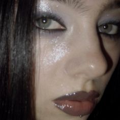 Frosty Eyeshadow 90s, Silver Aesthetic Makeup, Y2k Glam Makeup, 90s Rockstar Girlfriend Makeup, Grey Wolf Cut, Trashy 2000s Makeup, Indie Sleaze Makeup, White Eyeshadow Makeup, White Eyeshadow Looks