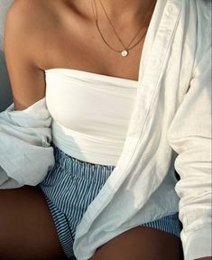 Short Linen Pants Outfit, White Bandeau Top Outfit, Night Outfit Casual, Concert Attire, Summer Night Outfit, Summer Fits, Summer Night, Inspiration Mode