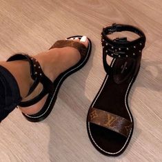 Zapatillas Louis Vuitton, Vsco Style, Sun Photo, Pretty Music, Louis Vuitton Sandals, Cute Sandals, Louis Vuitton Shoes, Shoe Closet