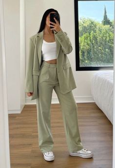 Green suit 
Traje verde 
Blazer verde 
Pantalón recto verde 
Top blanco
Outfit formal casual Green Suit Women, Graduation Outfit Ideas, Grad Outfits, Blazer Outfits For Women, Blazer Outfit, Graduation Outfit, Party Outfits, Green Pants