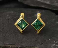 Gold Emerald Earrings set with Created Emerald in a Princess Cut, flawless clarity & deep green color, at 8x8mm, 6 Carats for the pair.Square Studs design made of Gold Vermeil ☞ thickest 18k Gold Plating on top of Solid 925 Sterling Silver ☞ made to last.Matching Ring: www.etsy.com/uk/listing/951983056Matching Pendant: www.etsy.com/uk/listing/1009062523⌛ Last pair of earrings left ⌛For Pierced Ears - has a pin that goes into the ear and a leaver that securely closes on the pin behind the ear Gold Antique Earrings, Gold Emerald Earrings, Princess Cut Earrings, Green Diamond Rings, Cut Earrings, Matching Ring, Real Jewelry, Victorian Rings, Square Stud