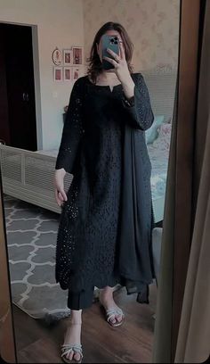 Pakistani Dresses Sleeves Design, Pakistani Short Kurti Designs, Casual Modest Dresses, Spirit Jeans Ideas, Desi Suits, Spirit Jeans, Trending Summer Nails, Eastern Dresses