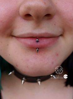 Piercing corporal / rock / punk rock/ gótico/ alternativo/ prata/ jóia/ piercing / spike /piercing na boca Vertical Labret Side Profile, Spike Vertical Labret, Verticle Labret Piercing, Vertical Snakebites, Vertical Labret Piercing Jewelry, Piercing Vertical Labret, Vertical Labret Jewelry