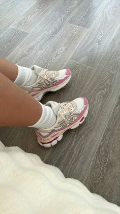 Pretty Sneakers, Trendy Shoes Sneakers, All Nike Shoes, Shoe Wishlist, Shoes Retro, Cute Nike Shoes, Sport Shoes Women