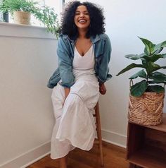 20 Outfit Ideas That Look Great on Women With Big Boobs - Pretty Designs Outfits For Ladies, Flattering Outfits, Midsize Fashion, Perfect Denim, Spring Capsule Wardrobe, Popsugar Fashion, Tomboy Outfits, Pretty Designs, Best Picture