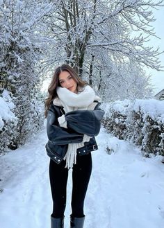 Snow Outfits For Women, Winter Vacation Outfits, Ski Trip Outfit, Winter Outfits Snow, Snow Photoshoot, Modele Fitness, Colorado Outfits, Snow Trip, Chic Winter Outfits