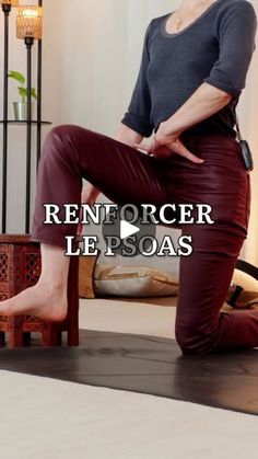 a woman sitting on top of a yoga mat in front of a wall with the words renforcer le poas