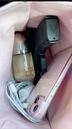 Annadianaxxoo Inside My Bag, Pink Lifestyle, Purse Essentials, Handbag Essentials, Mia 3, Pink Girly Things, Baymax, Girly Accessories, Puff And Pass