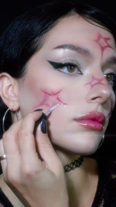 Maryna Molchanova on Instagram: "Scars makeup⭐️ FAKE BLOOD ⚠️ id @theystella  #makeuptutorial" Halloween Scar Makeup Looks, Fake Scars Makeup, Halloween Scar Makeup, Fake Scar Makeup, Scar Makeup Look, Scars Makeup, Eyeliner Idea, Fake Scar, Scar Makeup