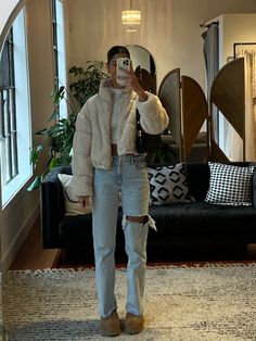 Grey Ugg Slippers Outfit, Light Autumn Outfit, Winter Fashion Inspo Outfits, Autumn And Winter Outfits, Ugh Platform Outfits, Texas Winter Outfits, Comfy Cute Fall Outfits, Platform Slippers Outfit, Fancy Fall Outfits