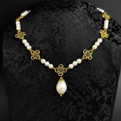 "Italian Renaissance Necklace inspired on a portrait of Costanza da Sommaia, painted by Bronzino around 1540. The most beautiful and elegant Italian Reenactment Necklace. Perfect necklace for a date, for your historical costume, historical party, o renaissance and medieval event, renaissance faire... ✤ 𝗡𝗘𝗖𝗞𝗟𝗔𝗖𝗘 𝗗𝗘𝗧𝗔𝗜𝗟𝗦 ✤ ➺ 6 mm faux pearls (shell powder core) ➺ 13 mm antique gold tone or gold tone alloy metal four leaf clovers ➺ 12x16 mm Opalescent White Drop Glass Pearl ➺ Gold Gi Baroque Necklace With Historical Design For Weddings, Baroque Necklace With Historical Design As A Gift, Classic Baroque Necklace For Gift, Formal Baroque Necklace, Elegant Baroque Necklace With Historical Design, Big Shell, Bestie Birthday, Four Leaf Clover Necklace, Clover Necklace