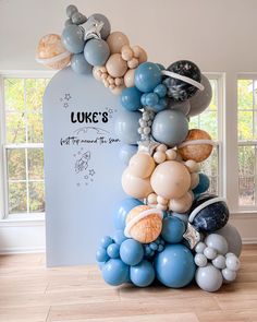 balloons are arranged in the shape of an arch