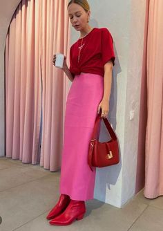 Playful Chic Outfit, Chic Spring 2024 Fashion Trends, Red Pink Outfit, Recreatable Outfits, Red And Pink Outfit, Academic Fashion, Fashion Doodles, Outfit Rosa, Color Combos Outfit