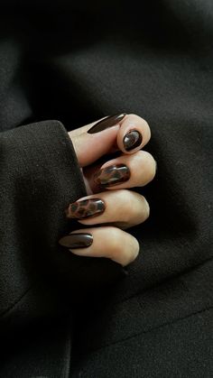 Dark nails with animal deatis Dark Leopard Print Nails, Crocodile Nails Brown, Dark Cheetah Print Nails, Dark Tortoise Nails, Square Cheetah Nails, Cool Nail Inspo Square, Brown And Black Nail Designs, Deep Color Nails, Dark Manicure Ideas