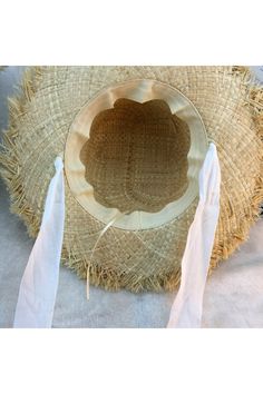 Material: Ráfia Beige Woven Straw Hat For Festival, Natural Woven Hat For Picnic, Beige Bucket Straw Hat For Picnic, White Straw Bucket Hat For The Beach, Beach Fedora Hat With Fringe, Beige Straw Sun Hat For Festivals, White Woven Straw Hat For Beach Season, White Summer Straw Hat For Festival, White Straw Bucket Hat With Wide Brim