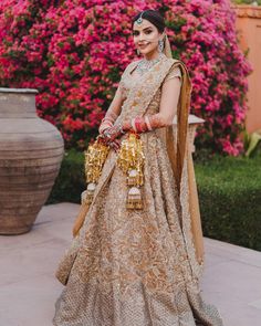 The choora holds immense emotional value for brides, making it an integral aspect of their wedding day and a cherished keepsake for years to come. Best Lehenga Designs, Sabyasachi Lehenga Bridal, Lehenga Images, Golden Lehenga, Sabyasachi Bridal, Modern Indian Wedding, Indian Bridal Photos, Bridal Lehengas