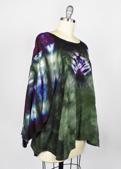 Moody tie dye top. Feels like a cotton/linen. Probably best fits a medium to large but could fit oversized but please follow measurements for best fit.Measurements:across shoulders: see sleeve measurementspit to pit: 28"length at back: 24.5"sleeves from neck: 23.5"across hem: 27"Condition: 8.5 out of 10, good shape with light pilling Vintage Tie Dye, Vintage Tie, Tie Dye Top, Cotton Linen, Long Sleeve Top, Long Sleeve Tops, Sleeve Top, Tie Dye, Topshop