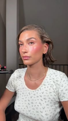 Haley Bieber Makeup, Haylie Bieber, Hailey Bieber Makeup, Evening Eye Makeup, Strawberry Girl, Casual Makeup, Natural Glowy Makeup