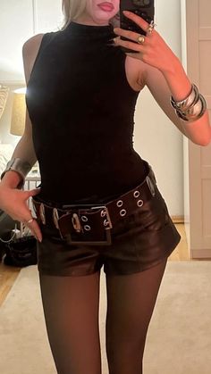 Double Hole Belt Outfit, All Black Alternative Outfit, Easy Club Outfits, Shorts Going Out Outfit, Black Shorts Outfit Black Women, Leather Shorts Outfit Going Out, Brat Outfits, Gothic Barbie, Kent Aesthetic