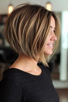 Bob Cut: 55+ charmante Varianten für jeden Typ - hairtastic.de Bob Short Back Long Sides, Graduated Bob Haircuts Short, Stile Hippie Chic, Bob Haircut Back View, Medium Bobs, Graduated Bob Haircuts, Stacked Bob Hairstyles, Boosting Confidence