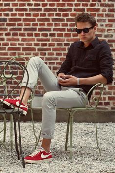 Red Sneakers Outfit, Mens Red Shoes, Red Sneakers Men, Red Shoes Outfit, Sneakers Outfit Men, How To Wear Sneakers, Tennis Shoes Outfit, Sneakers Street Style