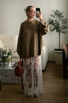 Casual Dinner Outfits, Dinner Outfit Casual, Latina Outfits, Skandinavian Fashion, Chique Outfits, Maxi Skirt Outfits, Lace Pants, Looks Party, Neue Outfits