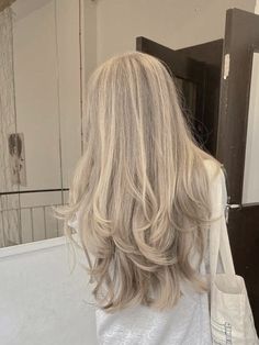 Ash Vanilla Blonde Hair, Light Blonde With Dimension, Pure Diamond Blonde Hair, Cold Hair Color Ideas, Cool Tone Blonde Hair Color, Cool Ashy Blonde Hair, Icy Cool Blonde Hair Color, Cool Tone Dirty Blonde Hair, Very Light Ash Blonde Hair