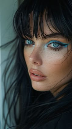 How to Apply Blue Eyeshadow 2024. - Fashion Tips Tricks True Spring Makeup, Black Hair Makeup, Which Makeup, Daytime Makeup, Freckles Makeup, Beauty Killer, Tears Art, Facial Makeup, Fall Makeup Looks