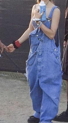 Baggy Dungarees Outfit 90s, Baggy Overalls Outfit Summer, Kpop Overalls Outfit, Overalls Outfit Baggy, Big Overalls Outfit, Baggy Dungarees Outfit, Oversized Overalls Outfit