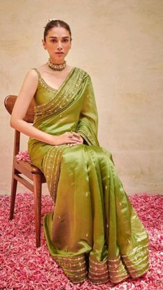 Mehandi Outfits, Indian Sari Dress, Indian Fashion Saree, Saree Blouse Designs Latest, Designer Saree Blouse Patterns