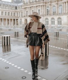 Black Leather Shorts, Moda Paris, Woman Suit Fashion, Styling Inspiration, Stylish Sweaters, Winter Mode, Outfit Inspo Fall, Turbans, Leather Shorts