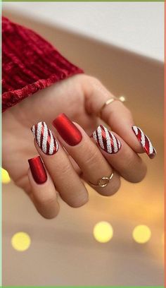 Valentine day nails idea 2024 Festive Nail Designs, Festive Nail Art, Christmas Gel Nails, Christmas Nail Art Designs, Red Nail Designs, Striped Nails