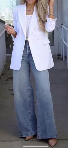 Wide Leg Blazer Outfit, How To Style White Wide Leg Jeans, Modern Wide-leg Flare Jeans For Work, Chic Denim Blue Wide-leg Flare Jeans, Summer Wide-leg Flare Jeans With Frayed Hem, Chic White Wide-leg Flare Jeans, Chic Wide-leg Flare Jeans With Frayed Hem, Looks Jeans, Business Casual Outfits For Work