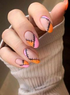 Halloween Stitches Nail Designs, Short Nail Spooky Designs, Stitched Nails Halloween, Nail Designs Easy Halloween, Very Simple Halloween Nails, Halloween Nails With Stitches, Short Nails Art Halloween, Cute Easy Halloween Nail Designs, Halloween Nails By Skin Tone Range