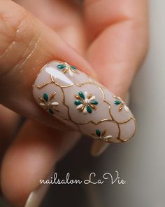 ┄ tile × petit flower jewelry✴︎ 　 小さなお花のジュエリーを散りばめたような spring design🌸 　 … | Instagram Winter Floral Nail Art, Navratri Nails Idea, Filigree Nails, Tile Nails, Ceramic Nails, Nail Art Fleur, Glass Nails Art, 3d Nail Art Designs, Nail Art Diy Easy