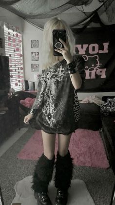 Outfit Ideas Emo Y2k, Metal Grunge Outfits, Revealing Outfit Casual Grunge, Fem Y2k Outfits, Y2k Fits 2000s Real, Female Grunge Outfits, Hot Emo Outfits, Different Styles Fashion List, Romantic Grunge Outfit