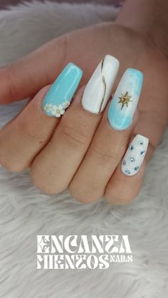 Uñas celeste y blancas con dorado, piedritas y apliques de flores 💅 Argentina Nails Art, Argentina Nails Design, Argentina Nails, Cute Gel Nails, Fire Nails, Flag Colors, Dope Nails, Nails Inspiration, Nail Inspo