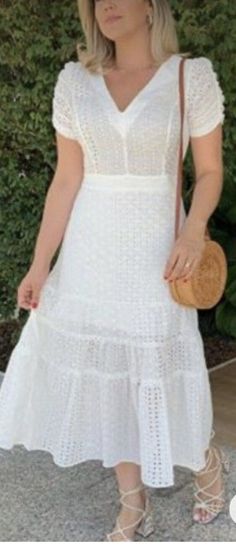 20 looks com vestidos de verão para as 60+ - Blog da Mari Calegari Lace Frocks, Cutwork Dress, Simple Frock Design, Easy Diy Clothes, Frock For Women, Women Lace Dress, Women Blouses Fashion, Kurti Neck Designs, Tie Dye Maxi Dresses