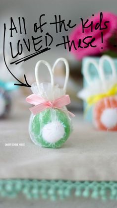 bunny is made from lollipops, a ribbon bow, an a fluffy white tail Diy Lollipops, Smart School House, Diy Bunny, Easter Snacks, Diy Easter Gifts, Smart School, Easy Easter Crafts, Easter Bunny Crafts